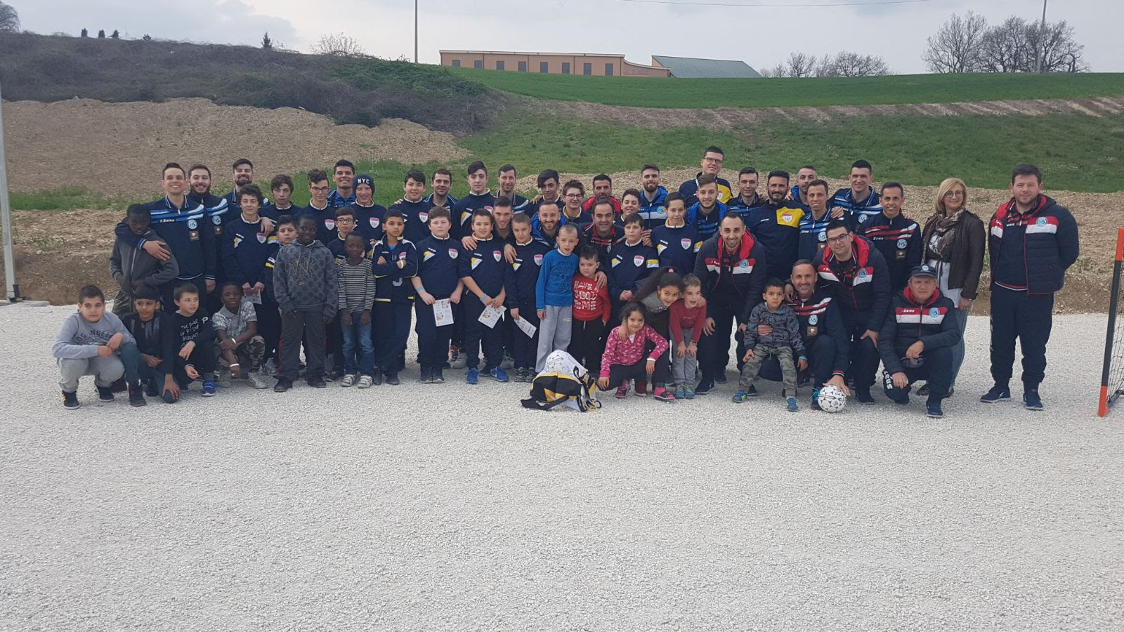 La squadra azzurra in visita al Villaggio Container di Tolentino