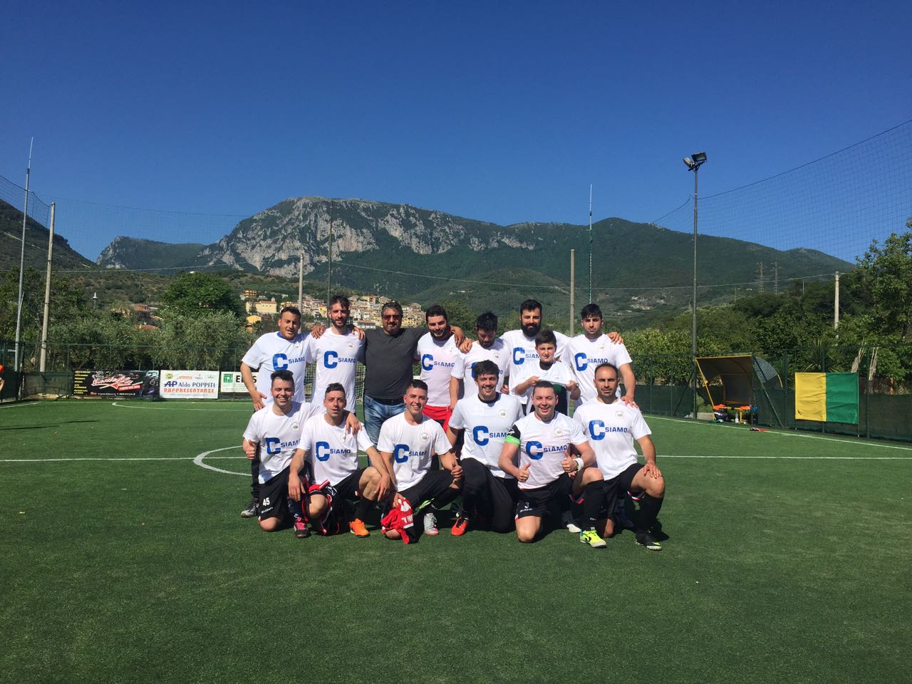 Il Pertosa con la maglia celebrativa per la promozione in C2