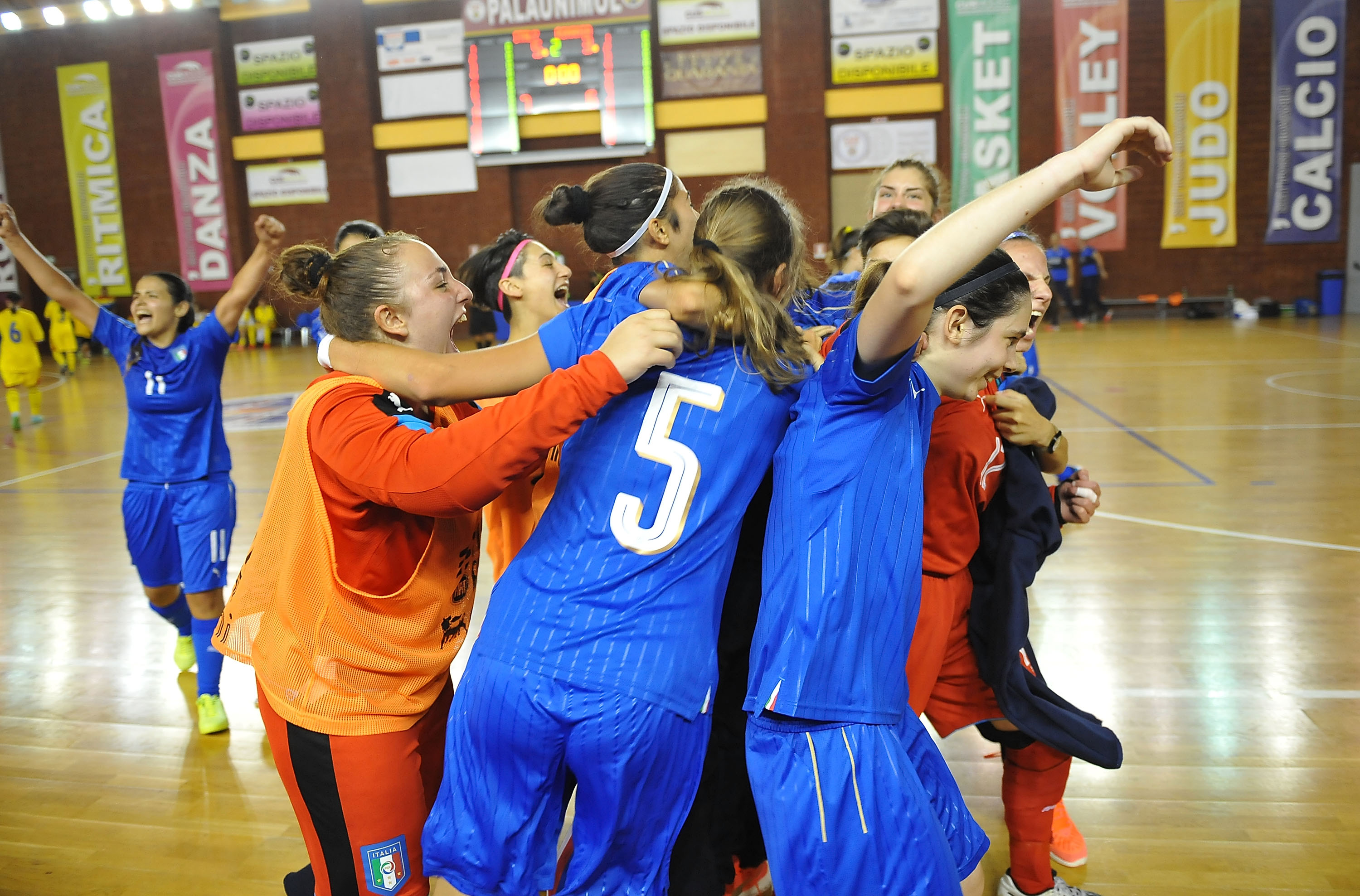 CAMPOBASSO, ITALY - JUNE 23:  Players of Italy celebrate the victory after the U17 Women Futsal Tournament match between Italy and Romania on June 23, 2017 in Campobasso, Italy.  (Photo by Francesco Pecoraro/Getty Images)
