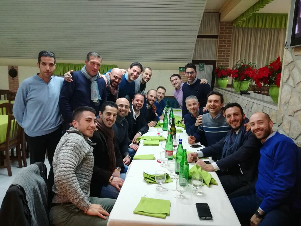 Vincenzo Francese e Antonio Gallo sono seduti accanto nella foto (a destra, il primo e il secondo sotto la persona in piedi)