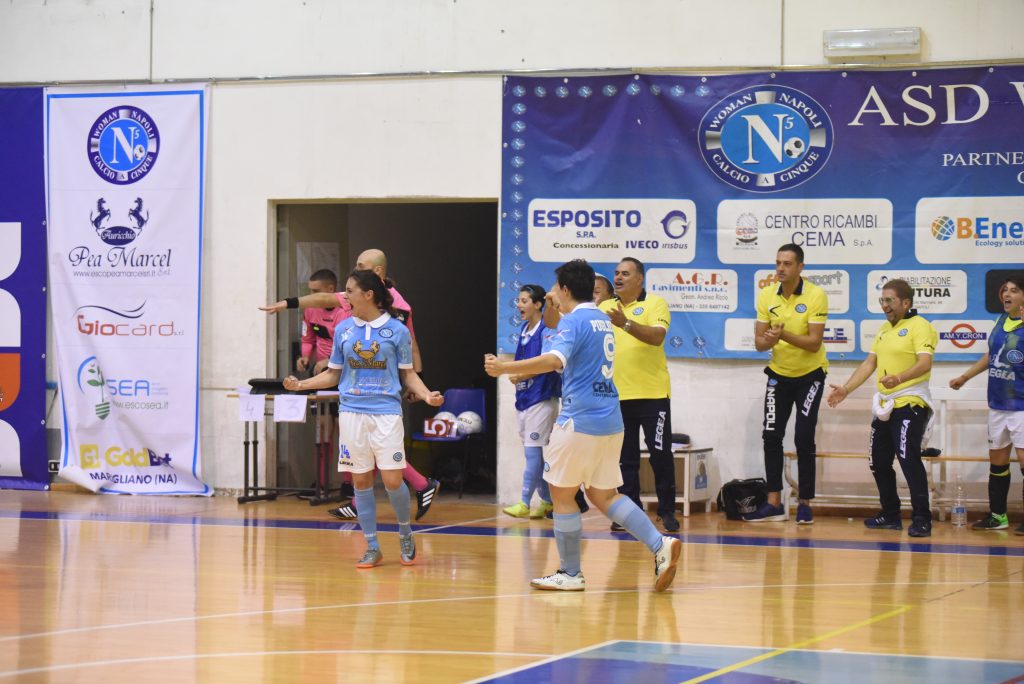 L'esultanza di Ferreira Dias in occasione del 5-2, con la panchina che scatta in piedi (foto di Nicola Castaldo) 