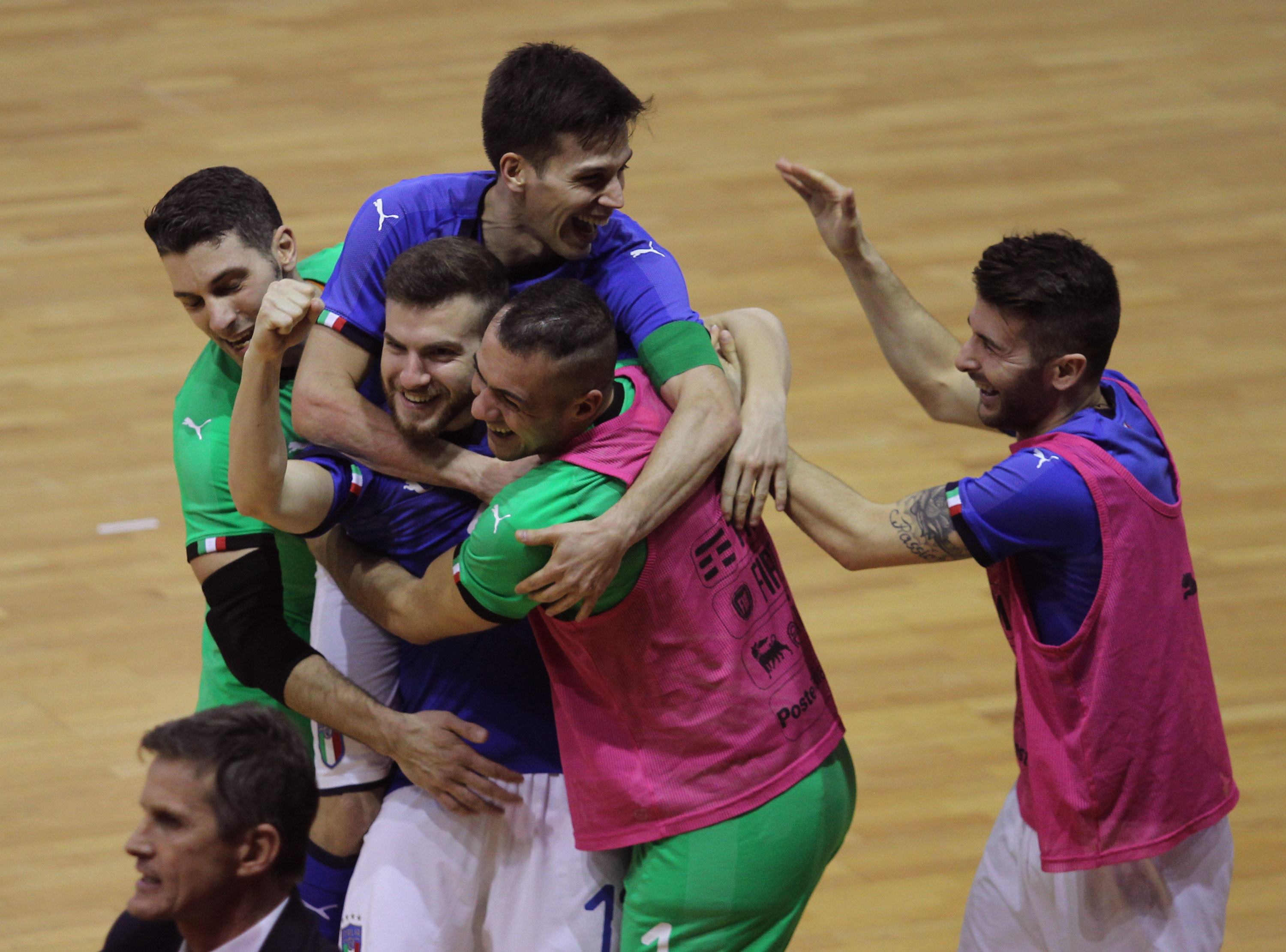 GENZANO DI ROMA, ITALY - JANUARY 22:  Nicolo Baron (C) with his teammates of Italy celebrates after scoring the team's fourth goal during the Futsal International Friendly match between Italy and Poland on January 22, 2018 in Genzano di Roma, Italy.  (Photo by Paolo Bruno/Getty Images)