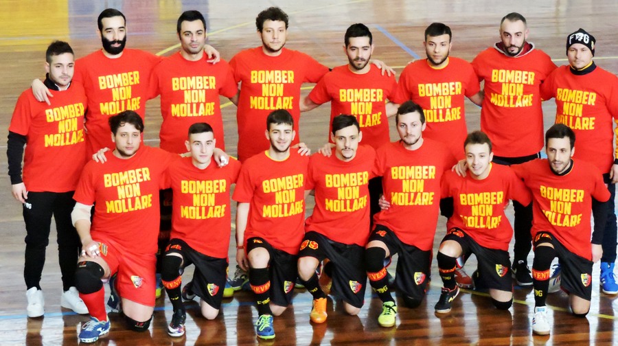 La formazione del Benevento5 con le magliette dedicate a Cristian Villani