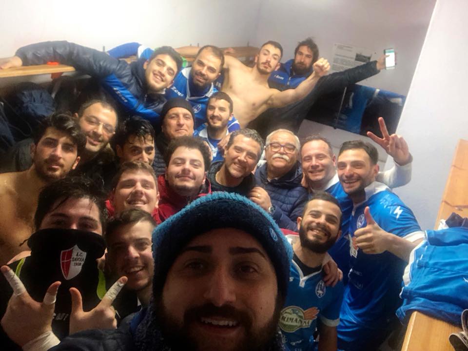 Il selfie vincente del Pomigliano dopo il blitz di Frattamaggiore 