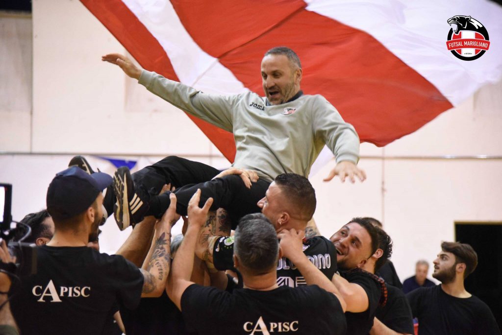 Fabio Oliva portato in trionfo dai suoi (foto di Nicola Castaldo) 