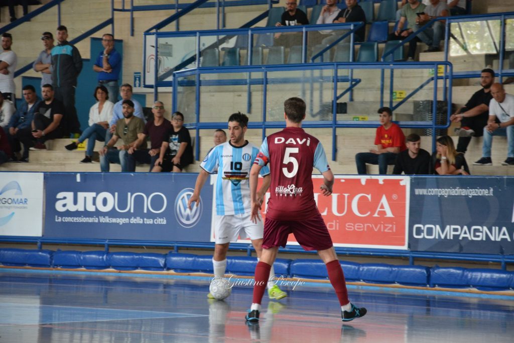 Davì contro De Simone in una foto della passata stagione (Giustino Piscopo)