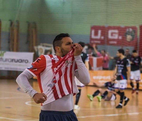 amoroso-bacia-la-maglia-biancorossa