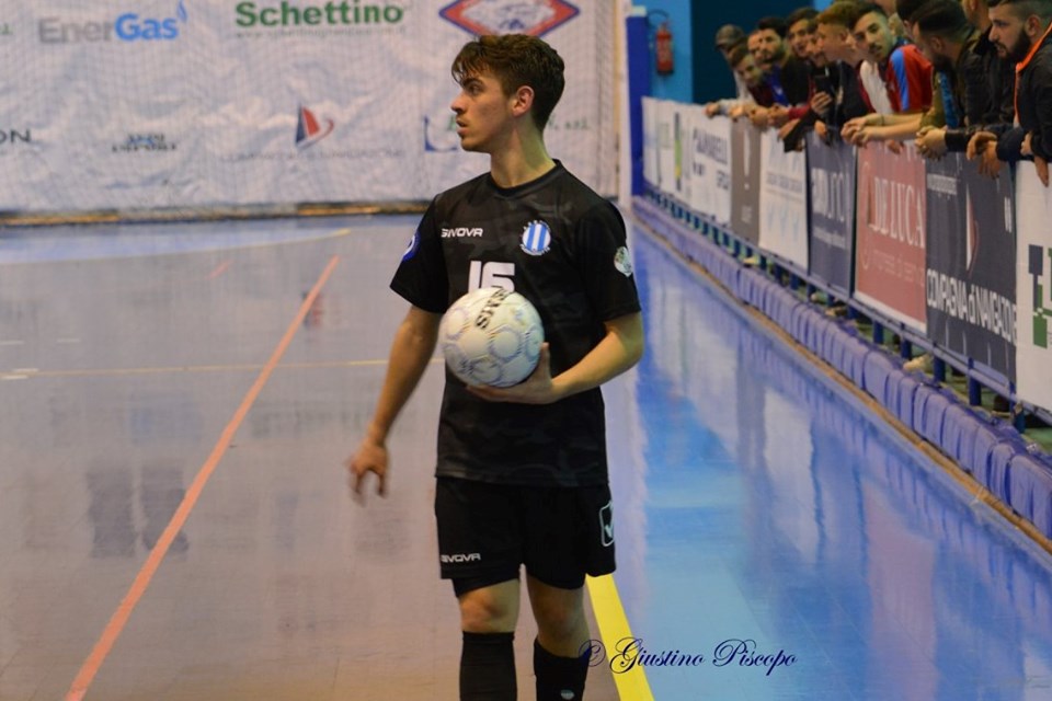 Andrea Casizzone con la maglia del Futsal Fuorigrotta in uno scatto di Giustino Piscopo