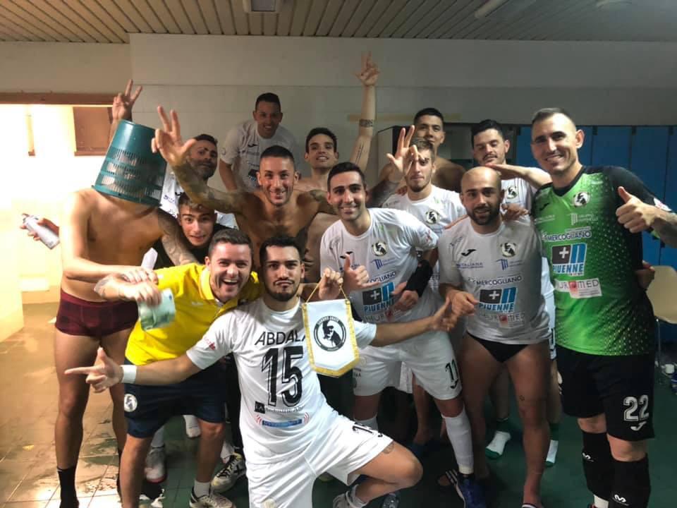 I festeggiamenti della Sandro Abate negli spogliatoi