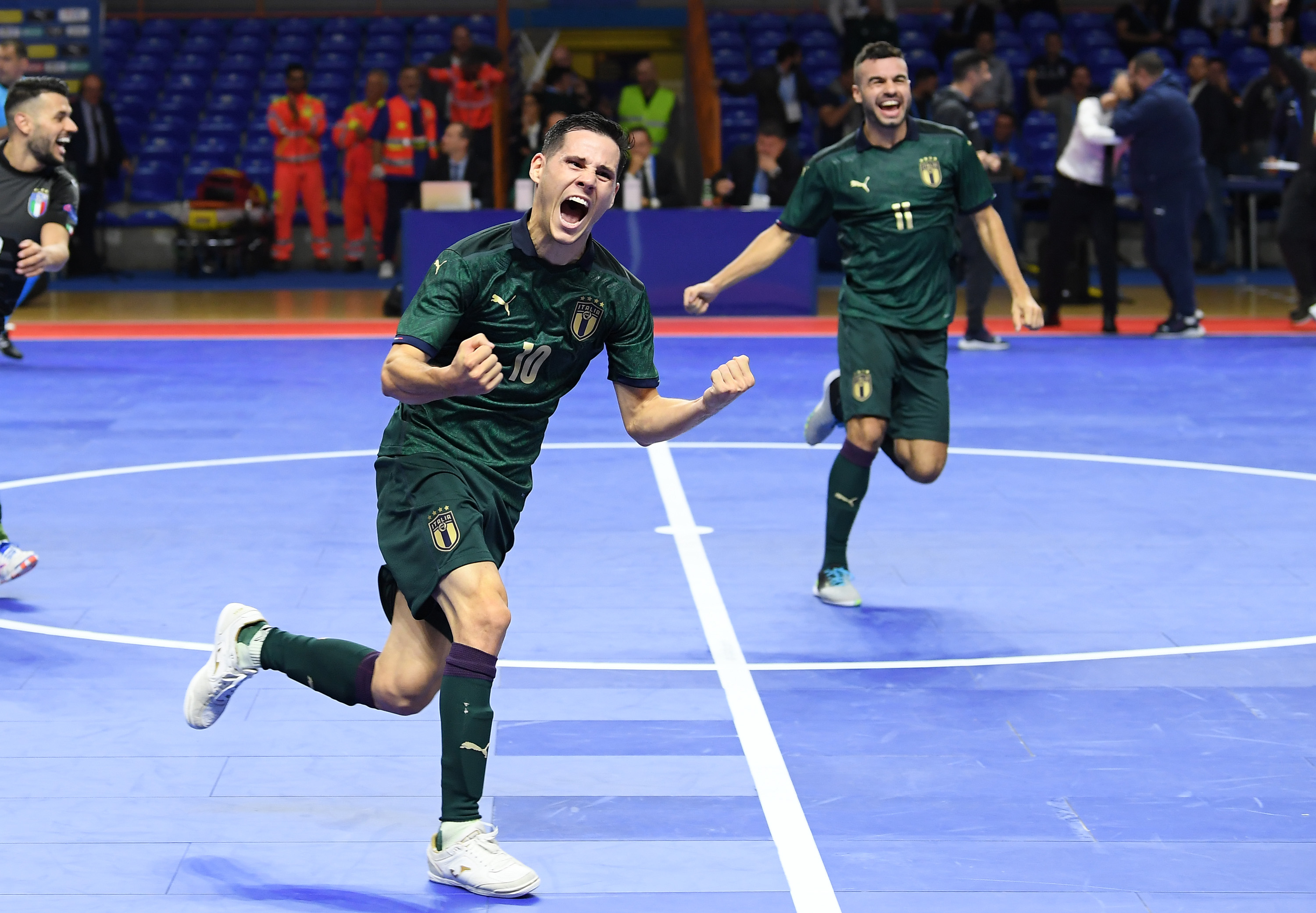 EBOLI, ITALY - OCTOBER 24: Alex Merlim of Italy celebrates after scoring the 3-3 goal during the 2020 FIFA Futsal World Cup Main Round Group 4 match between Italy and Belarus on October 24, 2019 in Eboli, Italy. (Photo by Francesco Pecoraro/Getty Images)
