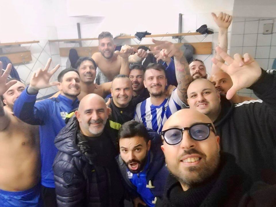 L'Atletico Chiaiano esulta negli spogliatoi