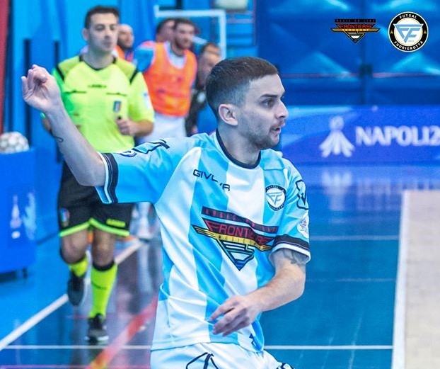 Eric con la maglia del Futsal Fuorigrotta