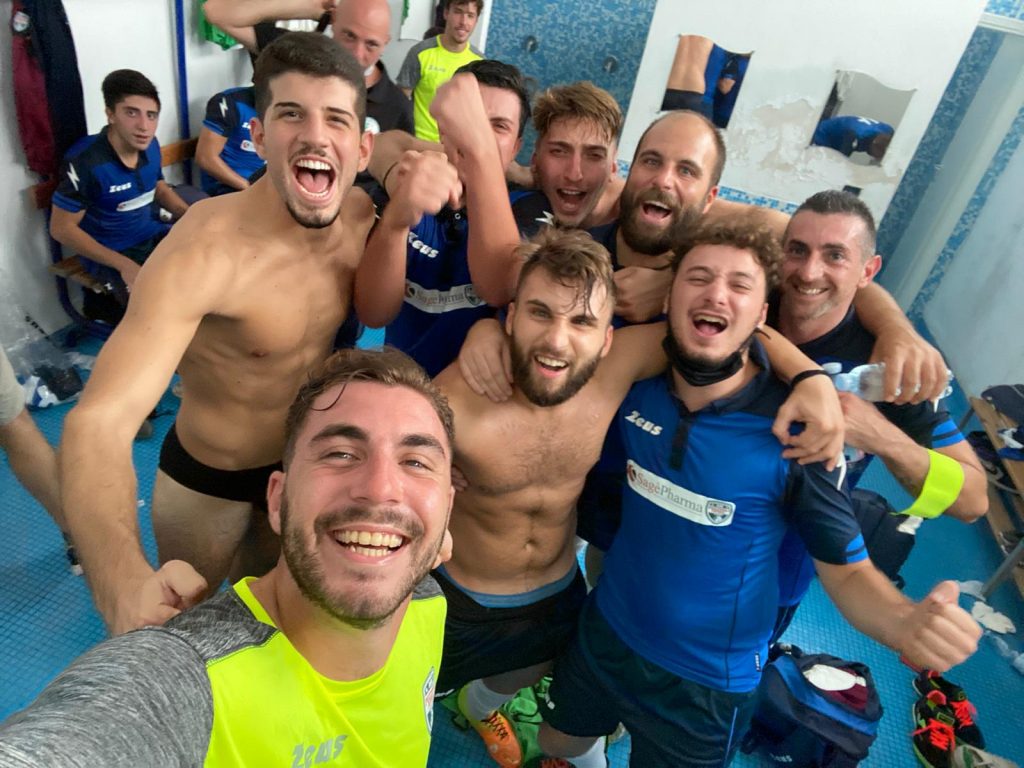 Il selfie negli spogliatoi dell'Unina Flegrea