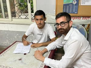 Severino firma il contratto insieme al ds del Quarto Biagio Rasulo