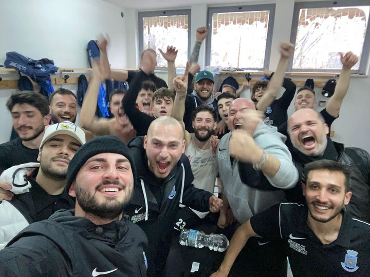 L'esultanza dello Junior Domitia negli spogliatoi
