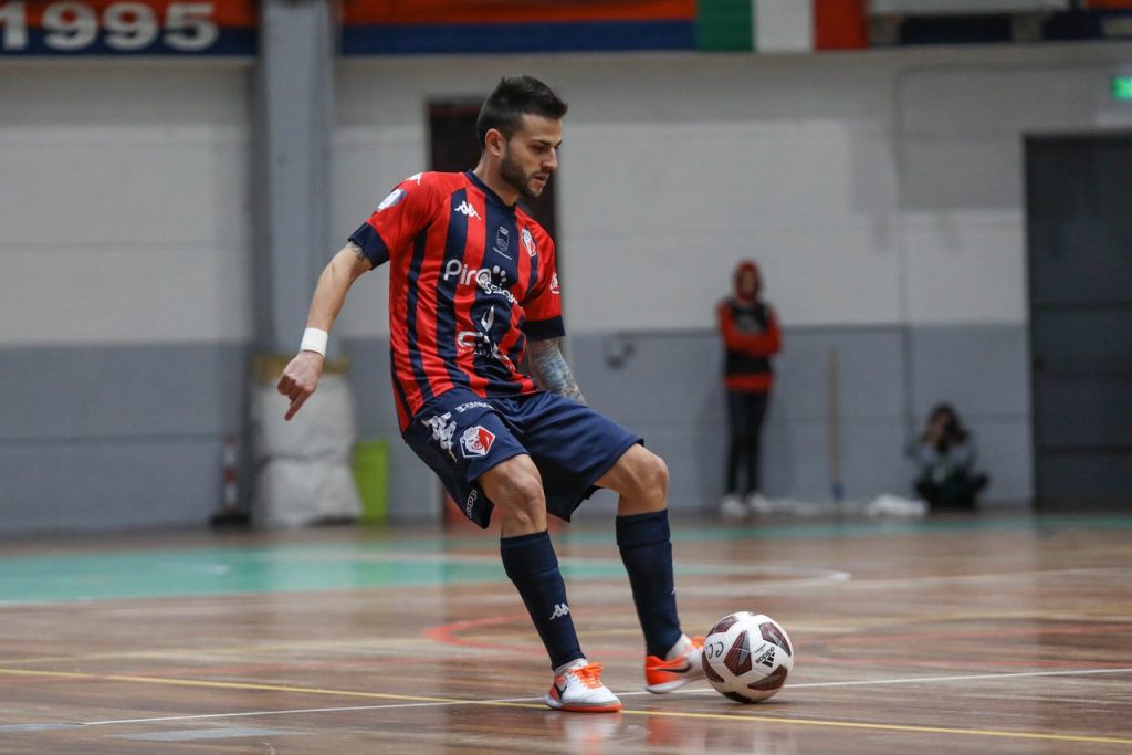 Marco Scigliano con la maglia del Pirossigeno Città di Cosenza