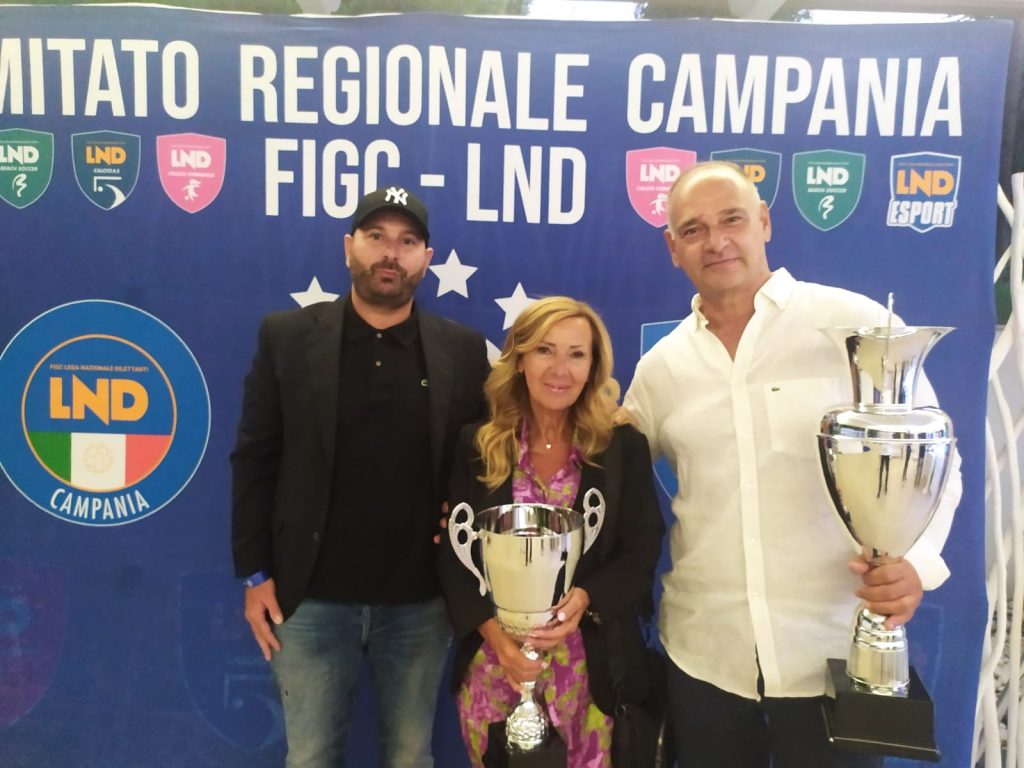 Roberto Haesse, ds Flegrea, con Antonella Leardi e Pasquale Esposito alla presentazione dei calendari di C1 a Nola Foto: Lnd Campania