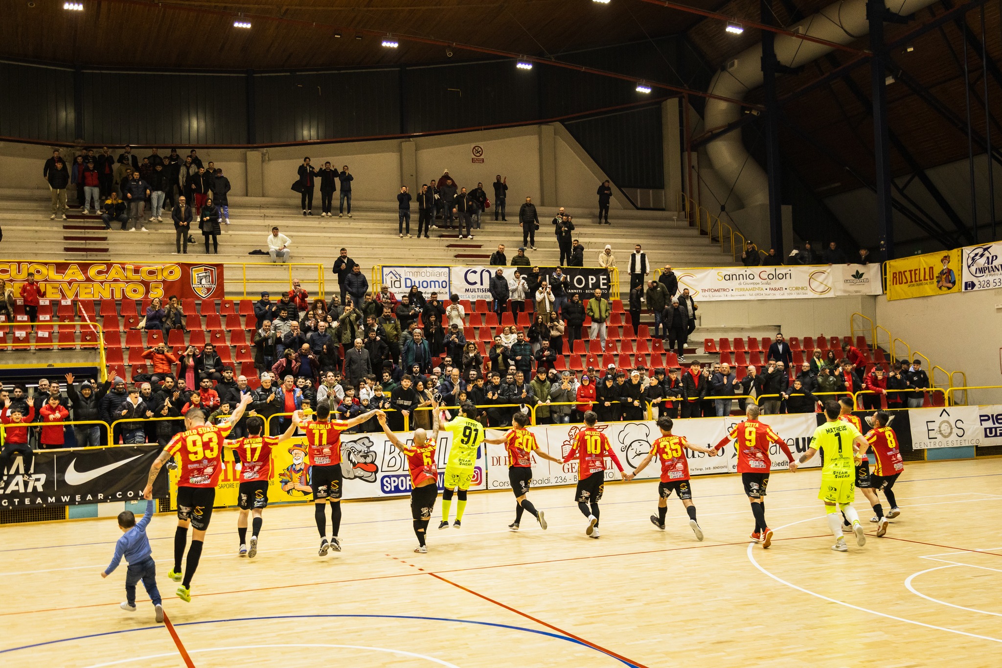 La gioia del Benevento 5 campione d'inverno al PalaTedeschi
Foto: Sollo