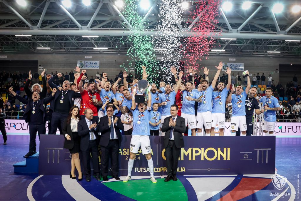 Il Napoli Futsal solleva la Coppa Italia al PalaErcole Foto: Libralato