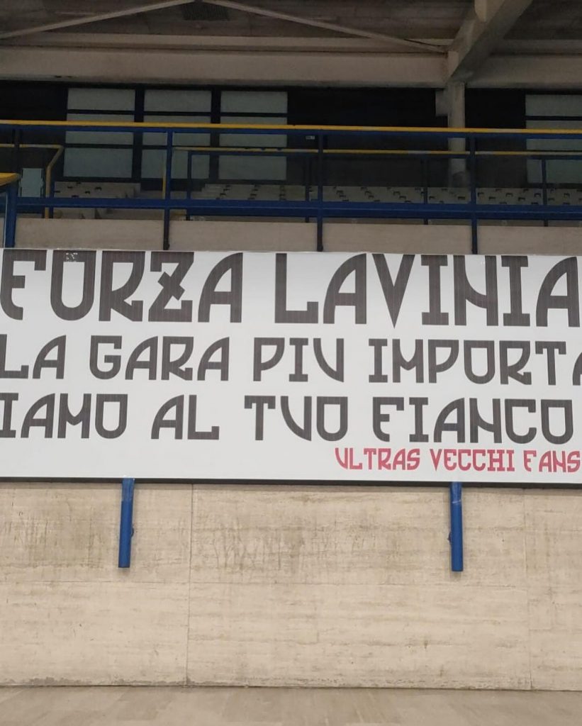 Lo striscione per la piccola Lavinia posizionato a Cercola dagli ultras del Terzigno