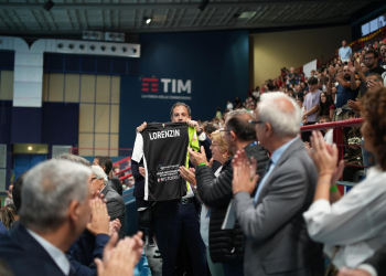 Il Presidente Stefano Castiglia rende omaggio ad Alberto Lorenzin durante la Supercoppa