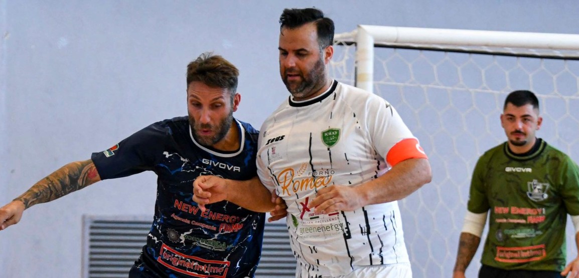 Sandro Mariano a contrasto con Enzo Coppa in Forio-Atletico Chiaiano
foto: Ascione