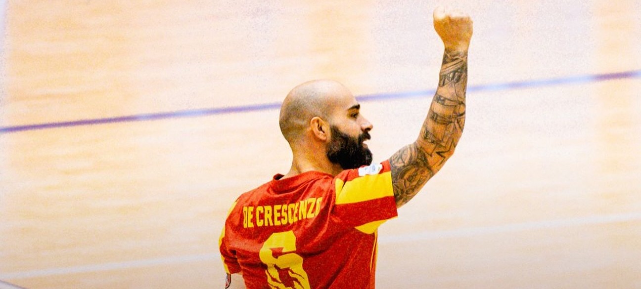 Davide De Crescenzo, match winner contro il New Taranto, esulta in una foto di Sollo