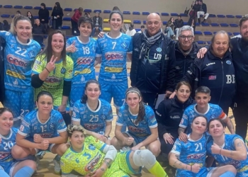 Woman Napoli di nuovo sola lassù. Lady, pari e patta in Sicilia. Sangiovannese kappaò