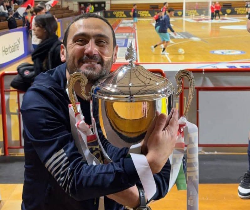 Luciano Miele con la Coppa Italia di C vinta col Solofra a Jesi