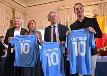 Il Napoli si presenta a Palazzo San Giacomo, il presidente Perugino: “Vogliamo essere punto di riferimento per il Mezzogiorno”. Il Sindaco Manfredi: “Il progetto del PalaVesuvio è di grande interesse”