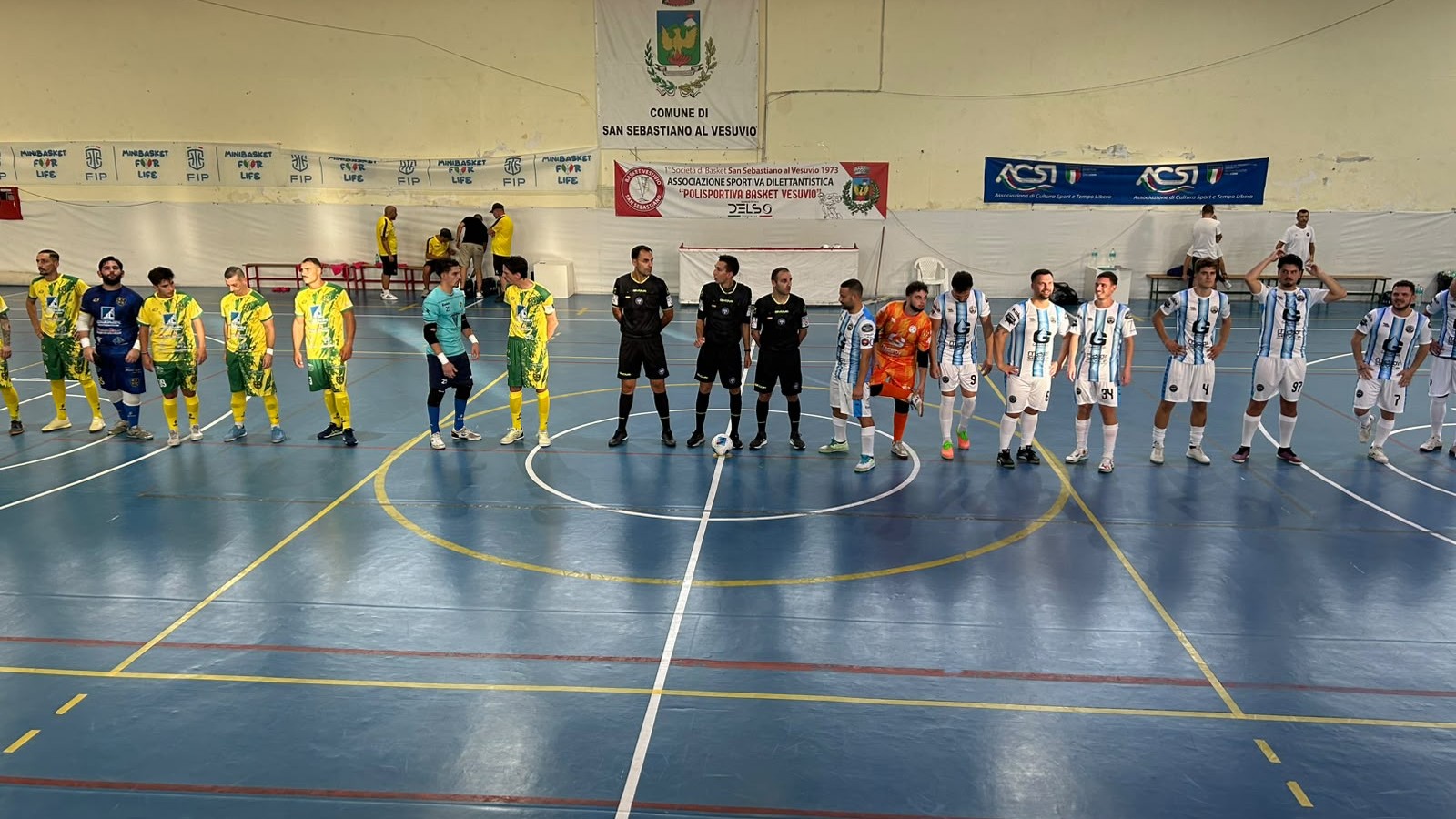 L'ingresso in campo di Vesuvio e Borgo al PalaWojtyla